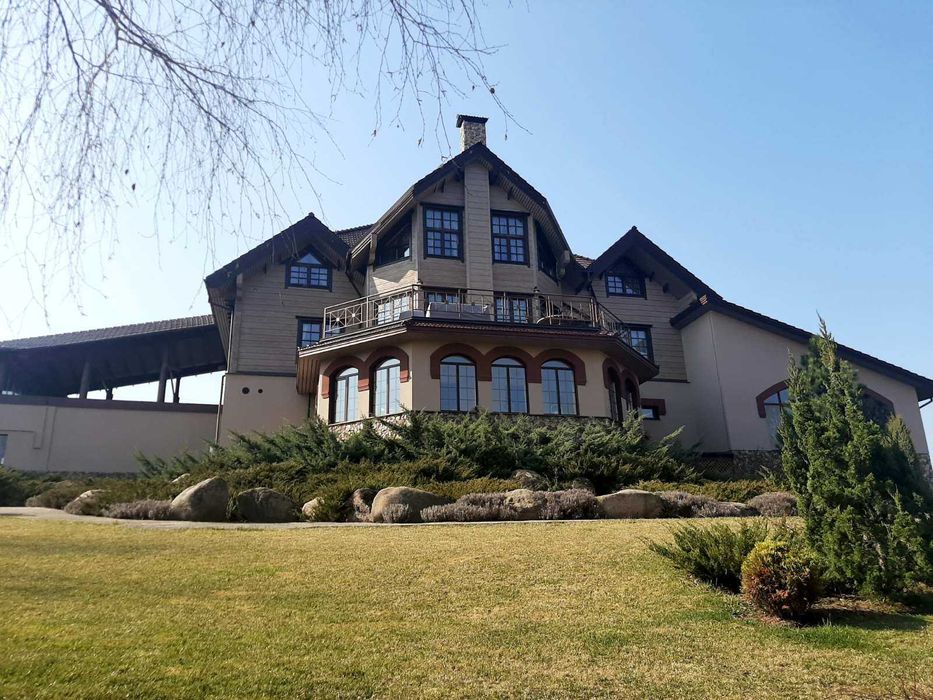 Дом 950кв. ,VIP уровня,на берегу озера, 7 спален.Бассейн с подогревом.