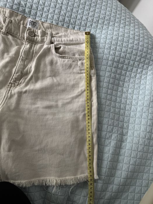 Beżowe szorty do kolan Urban Outfiters bermudy