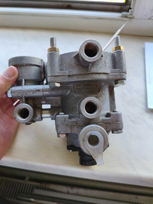 Клапан керування з 2-пров. прив. під глушник шуму 64221-3522010