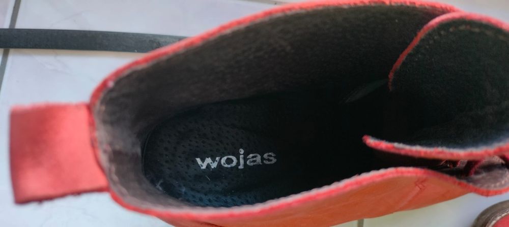 Czerwone, skórzane botki na obcasie firmy Wojas