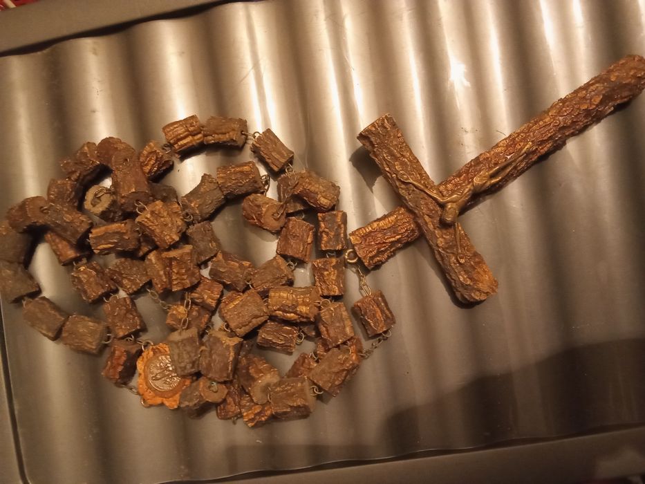 Terço em cortiça muito antigo