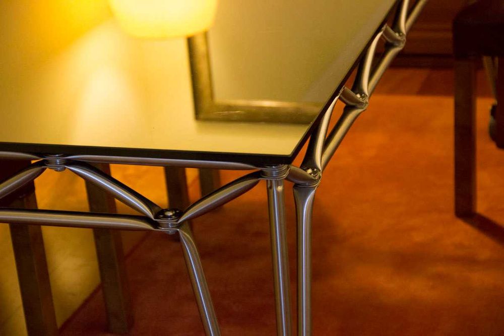 MESA com estrutura em AÇO INOX e tampo em vidro temperado