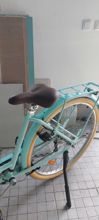 Bicicleta com cesto.