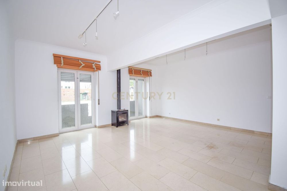 Oportunidade Única – T1+1 Duplex Com Vista Rio Em Alcântara!