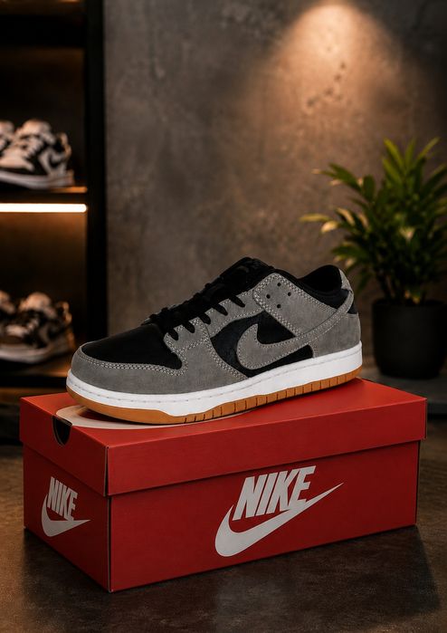 Nike Dunk Low  .