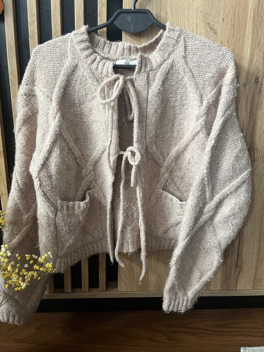 Beżowy sweter wełniany alpaca warkoczowy splot