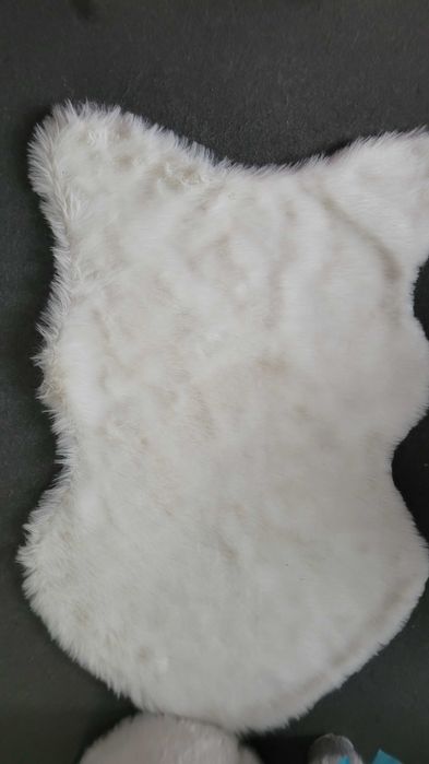 Banco e tapete em pêlo