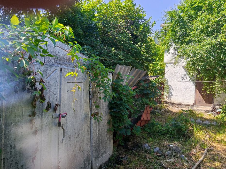 Продається земельна ділянка з житловим будинком
