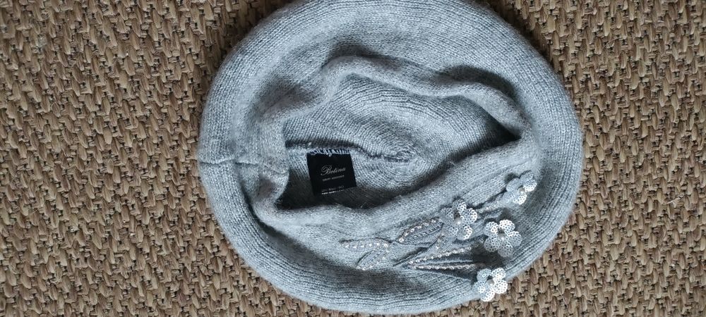 Szary beret damski z aplikacją