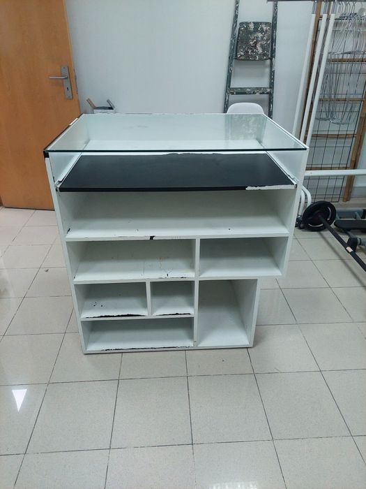 Balcão de exposição / atendimento com vitrine de vidro