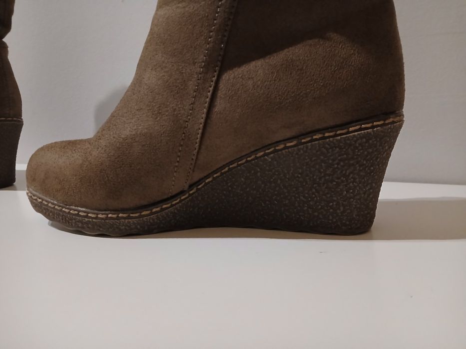 Botas de camurça castanho claro
