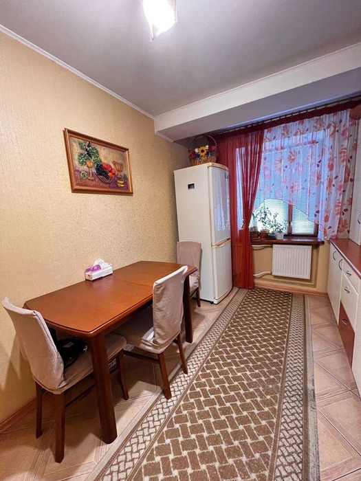 Продам 2-кімнатну квартиру в центрі міста — 54 м², меблі та техніка залишаються