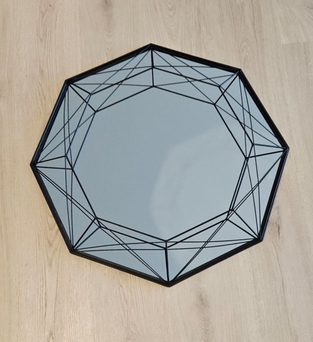 Espelho de arame decorativo.
