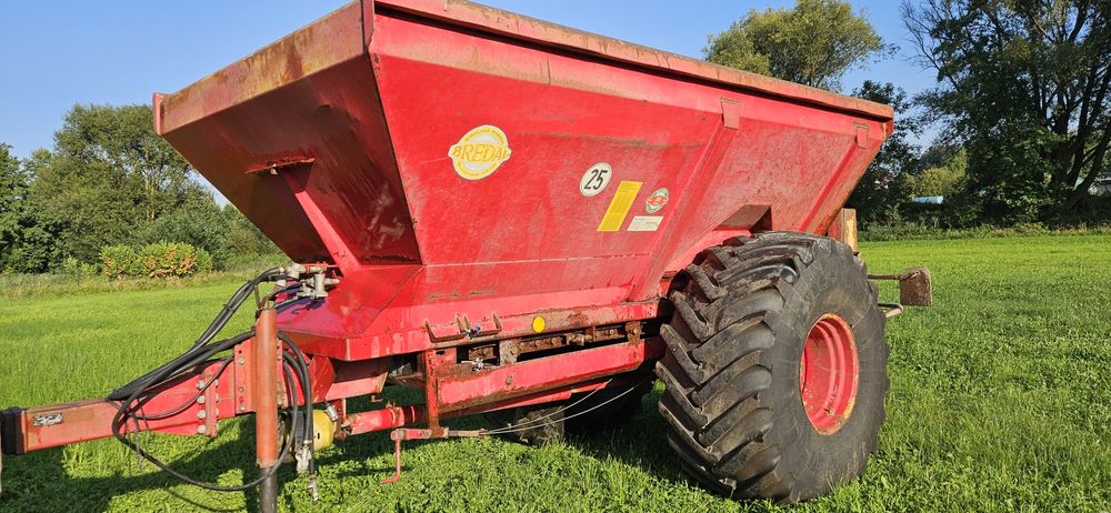 Rozsiewacz wapna bredal 10 ton.