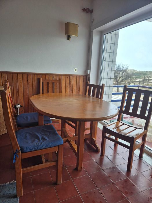 Mesa de madeira maciça e 6 cadeiras