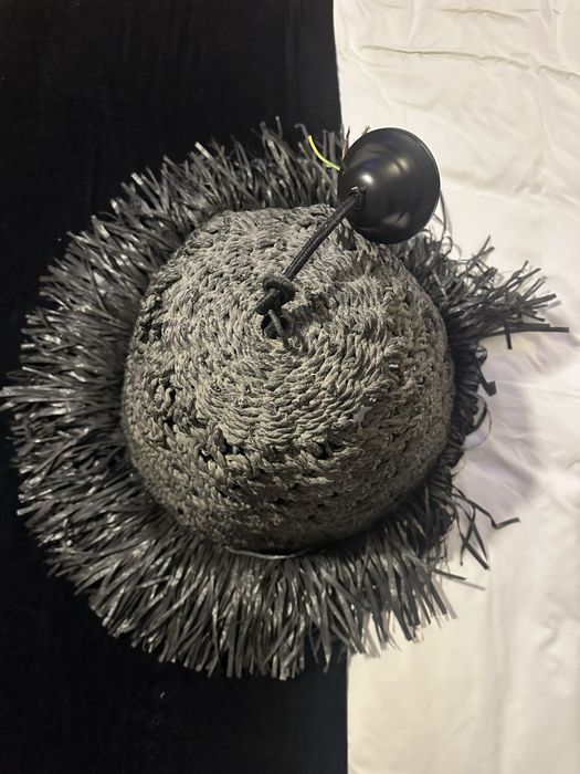 Candeeiro preto em cone