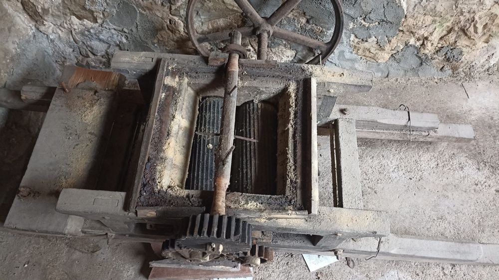 Esmagador de uvas antigo com motor