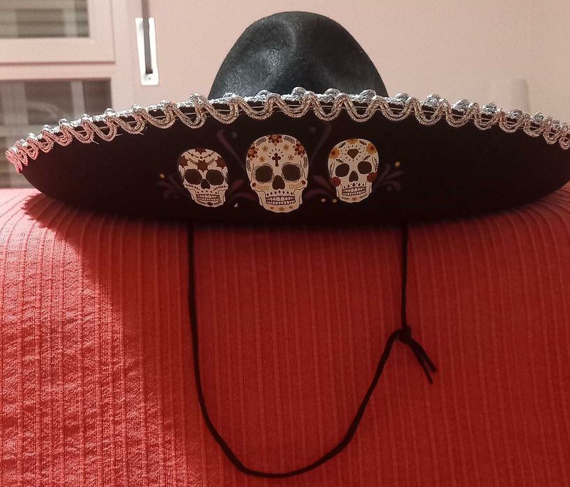 Chapéu mexicano com caveiras