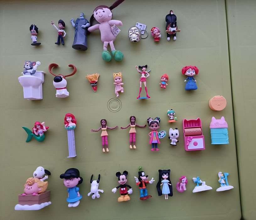 Conjunto de bonecos e bonecas