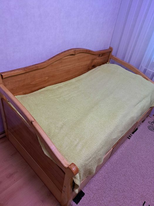 Дитяче дерев'яне ліжко