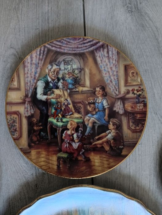 Świąteczne porcelanowe talerze na ścianę.