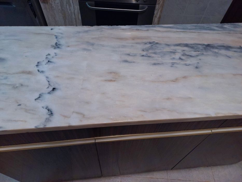 Móvel de cozinha com banca em mármore