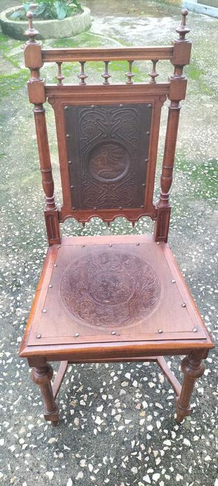 Cadeiras de madeira em segunda mão