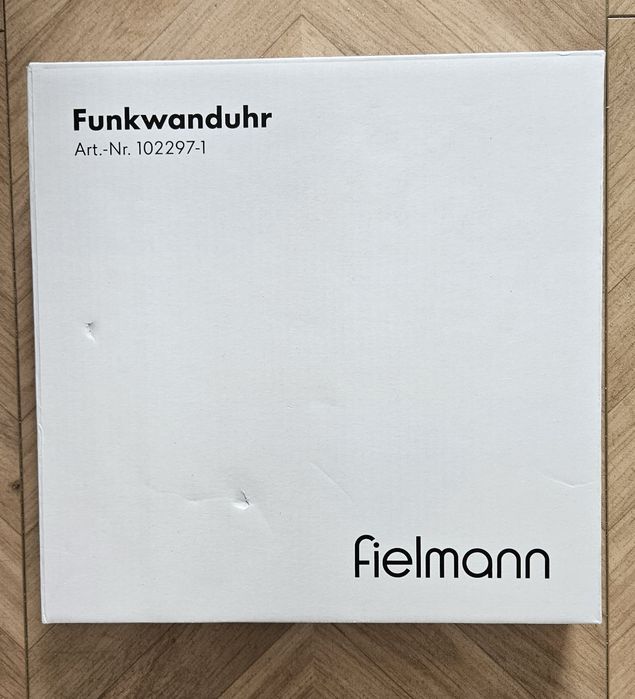 Elektroniczny zegar ścienny fielmann