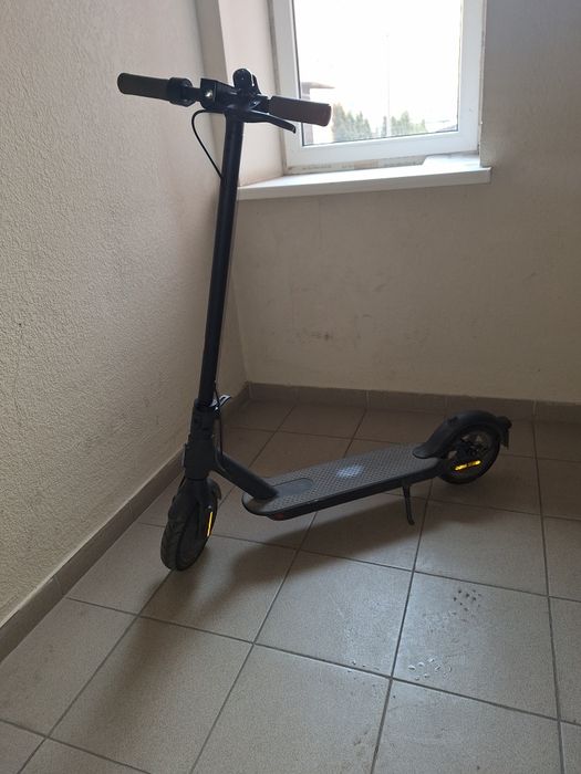 Продам электросамокат Xiaomi Mi Electric Scooter Essential
