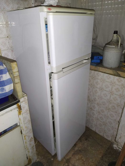 frigorifico muito bem conservado, tudo a funcionar bem.