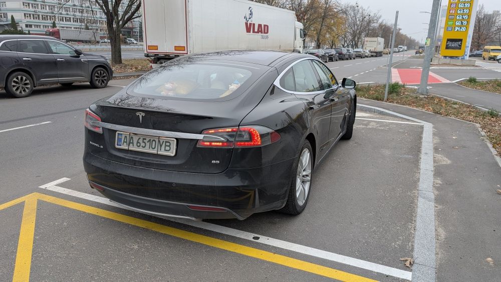 Tesla model S 85