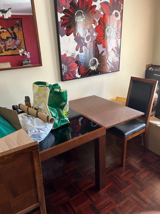 Mesa com quatro cadeiras
