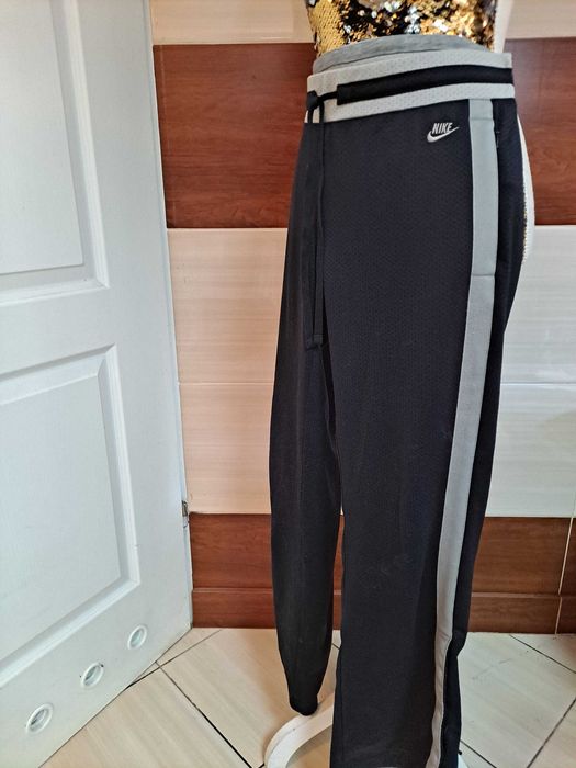 Spodnie dresowe sportowe damskie Nike.