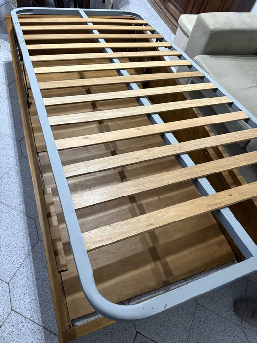 Cama com estrado elevatório para arrumação + colchão