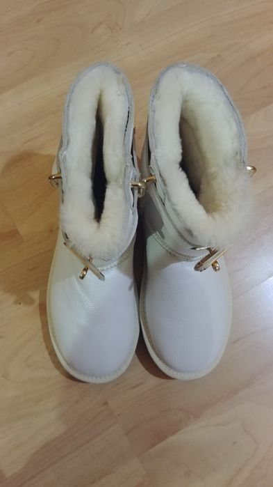 Продам новые угги. Размер W8, стелька -24,5-25см