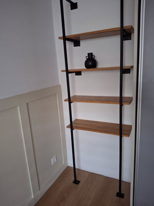 Regał loftowy malowany proszkowo z dębowymi deskami  z litego drewna