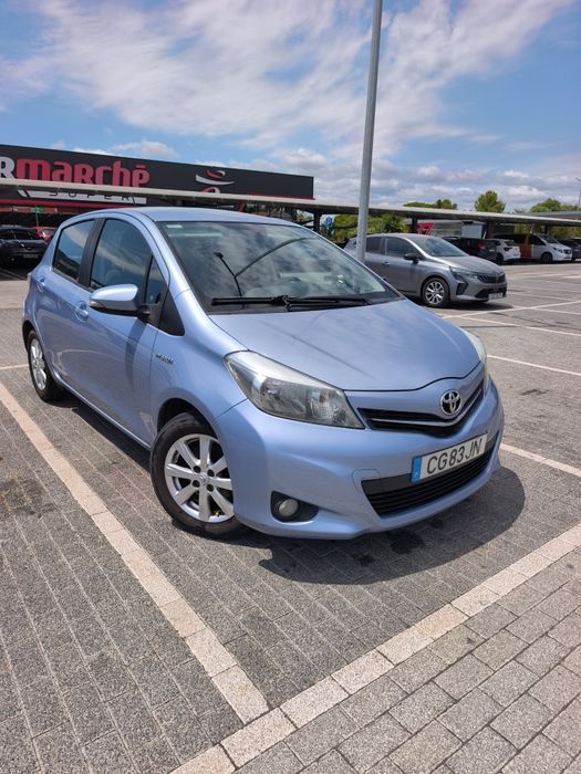 Disponível / Toyota Yaris 1.5 Híbrido Automático / Disponível