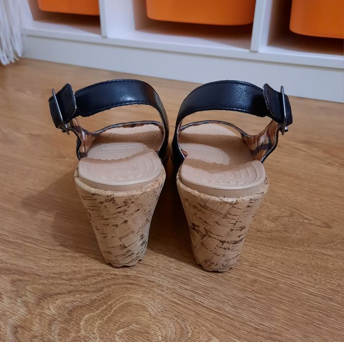 Кожаные босоножки Crocs размер 37 W7 стелька 24,5 см