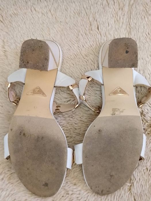 Женские шлепанцы.