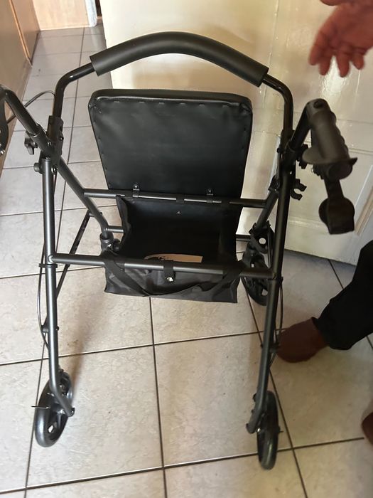 Nowy chodzik rehabilitacyjny Reha Fund – czarny, z siedziskiem