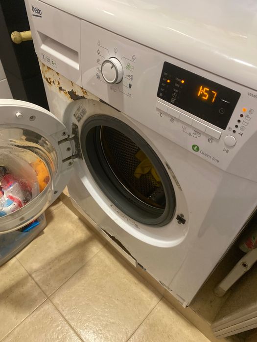 MÁQUINA DE LAVAR ROUPA BEKO 40€ - funciona bem. Apenas com defeito estético de ferrugem exterior