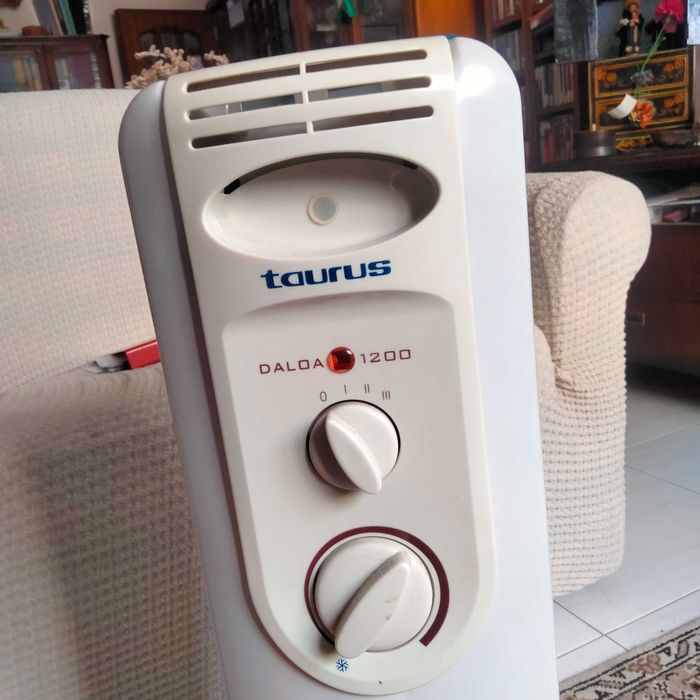 AQUECEDOR  a óleo TAURUS  DALOA  1200, praticamente novo.