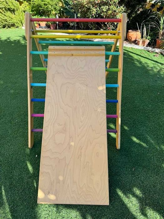 Triângulo de Pikler com prancha de escalada/escorrega colorido