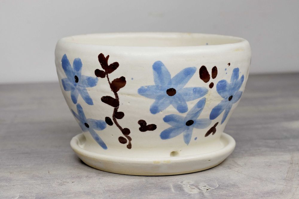 Zestaw ręcznie robionych doniczek z podstawką. Polskie rękodzieło