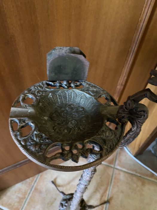 Cinzeiro de pé em latão