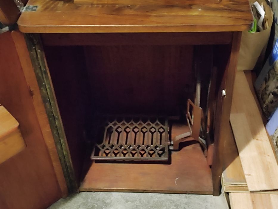 Stara maszyna do szycia w zabudowie