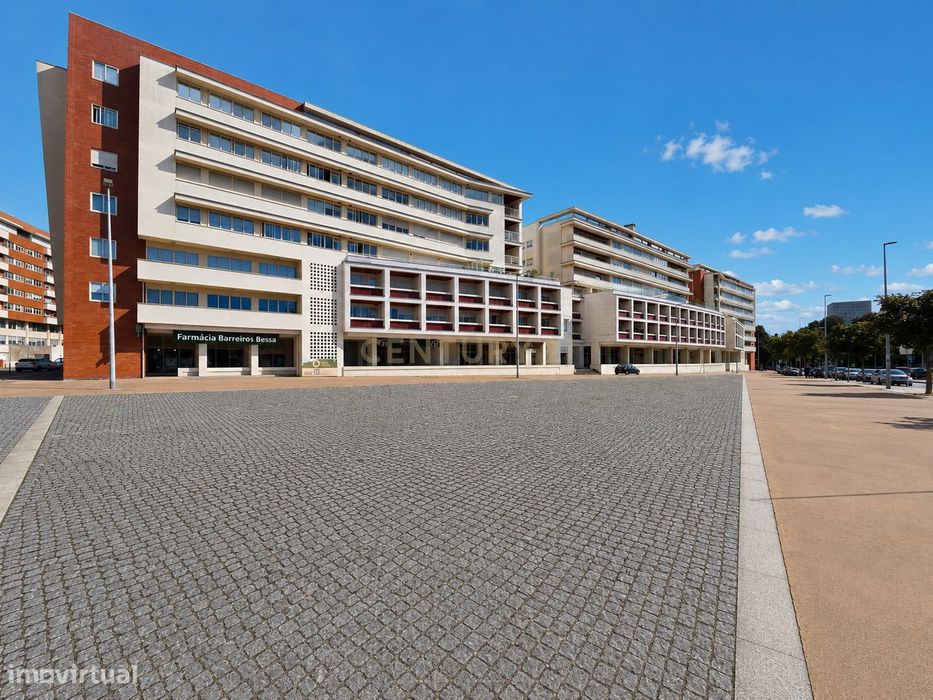 7 Lugares De Garagem | 7 Arrumos | 135,9 M² | Bessa | Porto