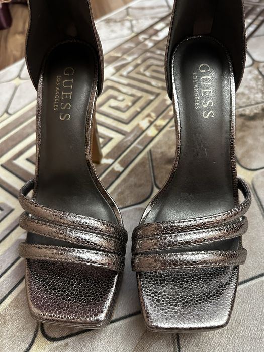 Босоніжки на високому каблуку від Guess