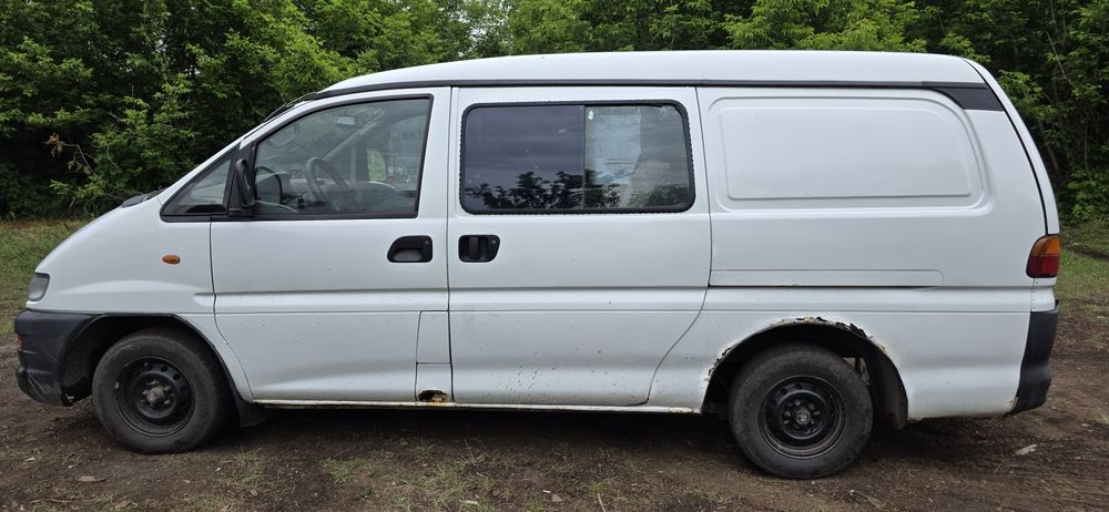 Автомобіль бус на ході