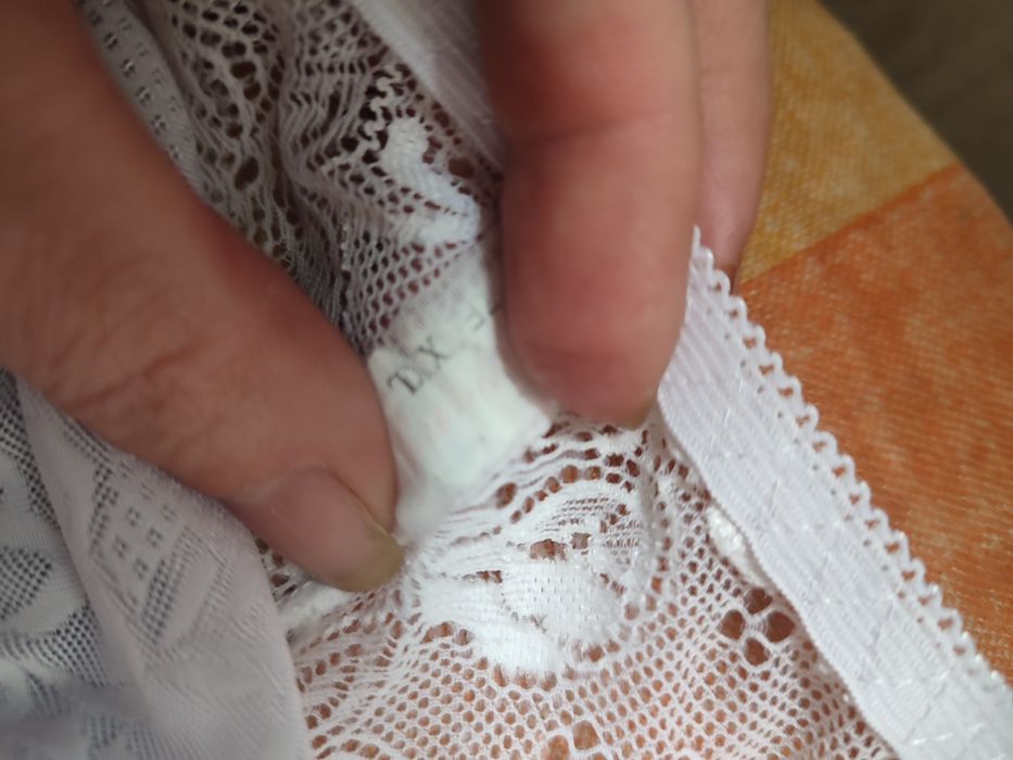 Продам один бюст і три пари трусиків гарний стан